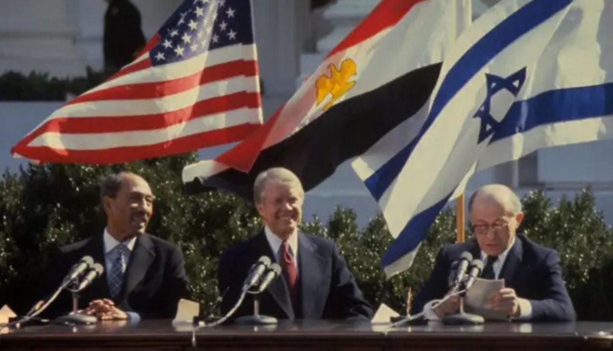 Fotografía de Carter con los líderes de Egipto, Anwar Sadat (izquierda) e Israel, Menahem Begin (derecha), en 1978.