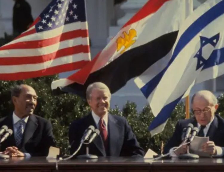 Fotografía de Carter con los líderes de Egipto, Anwar Sadat (izquierda) e Israel, Menahem Begin (derecha), en 1978.